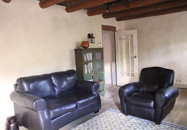 Sala de estar (el sofá de dos plazas en el área del televisor no se muestra) - 521 Camino Don Miguel