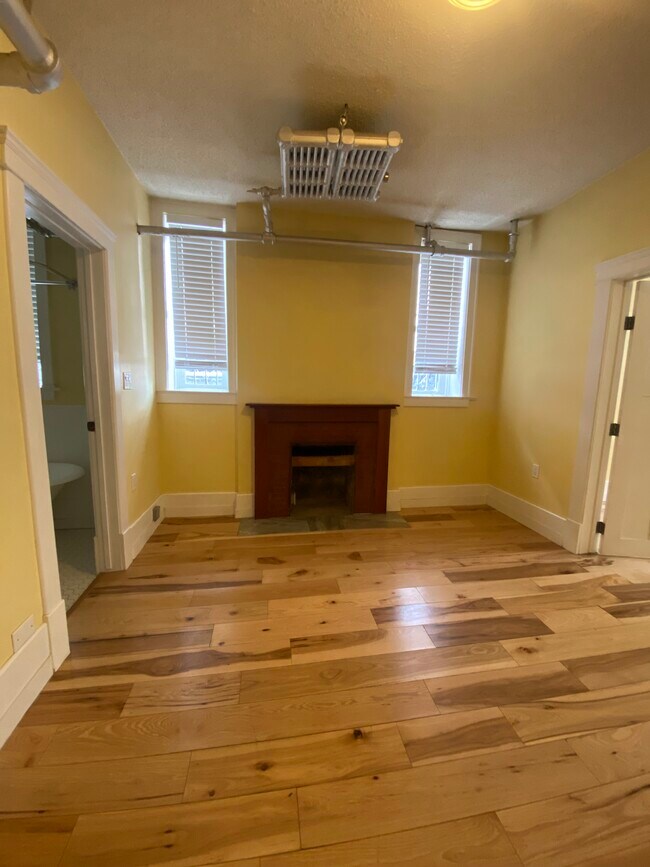 Photo du bâtiment - 1 Bed 1 Bath Basement Suite near 17th Ave & Victoria Park Station