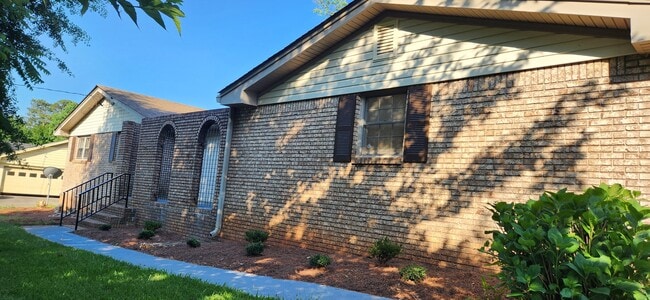 Building Photo - 5787 Lorraine Dr