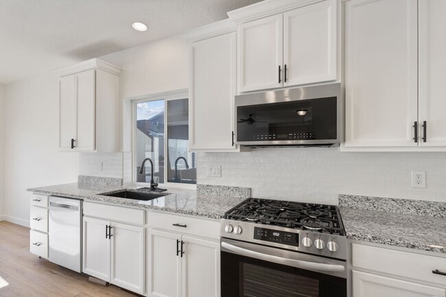 Building Photo - 4 bedroom/4 bathroom Home in Herriman!