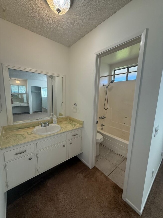 Building Photo - 3 bed, 2 bath single story home in central...