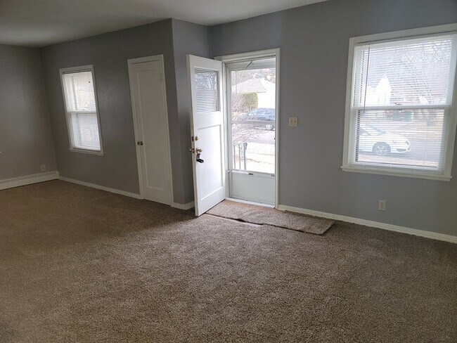 Building Photo - Three bedroom one 1/2 bathroom house