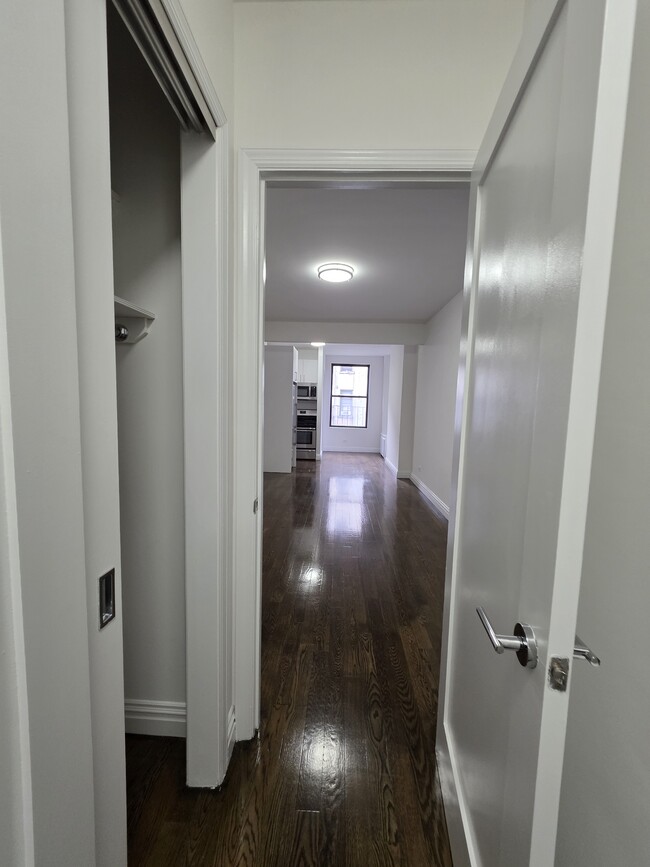 Building Photo - 216 E 89th St