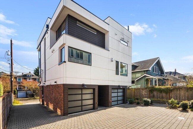 Foto del edificio - Modern Queen Anne Retreat with Rooftop Deck & Designer Finishes