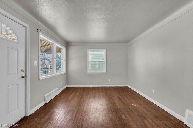Building Photo - 15902 Maplewood Ave