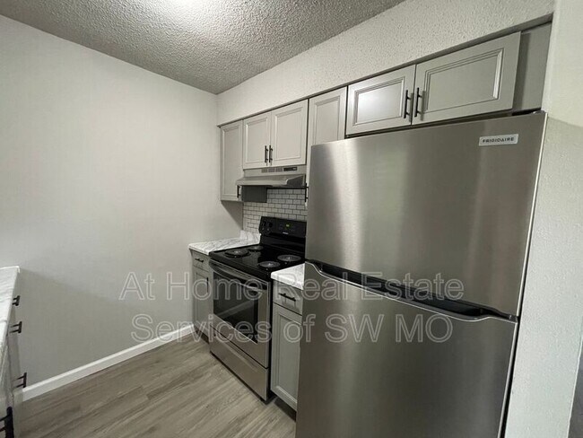 Building Photo - 3508 S Farm Rd 135