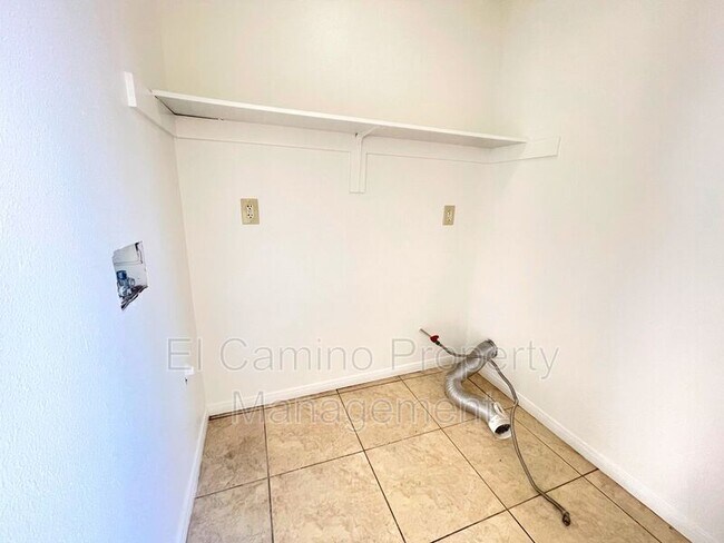 Foto del edificio - 10407 Wilmington Ave