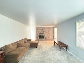 Building Photo - 437 Circleway Dr