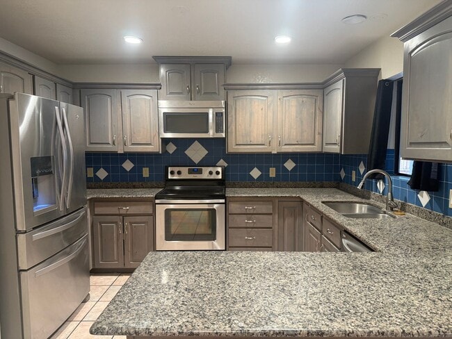 Building Photo - Spacious 3 Bedroom 2 Bath Contact Property Pros Property Management