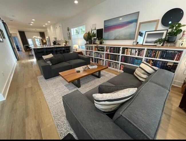 Foto del edificio - 215 W Emily St