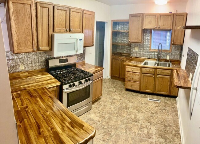 Building Photo - 42 N Breese Terrace