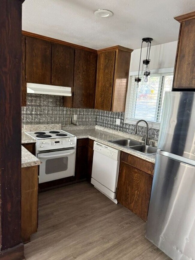 Foto del edificio - Lovely sunny corner lot unit available now and pet friendly!! Call to inquire today.