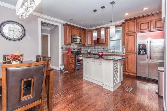 Building Photo - Fantastic 2bd/2ba home! Coming soon!