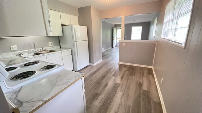 Building Photo - Cute Upstairs Unit with 2 Bedroom, 1 Bathr...