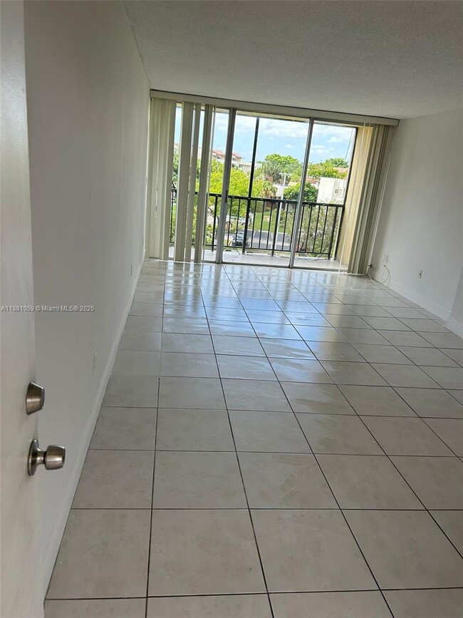 Foto del edificio - 8840 Fontainebleau Blvd
