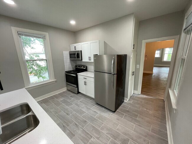 Kitchen - 533 Lilley Ave