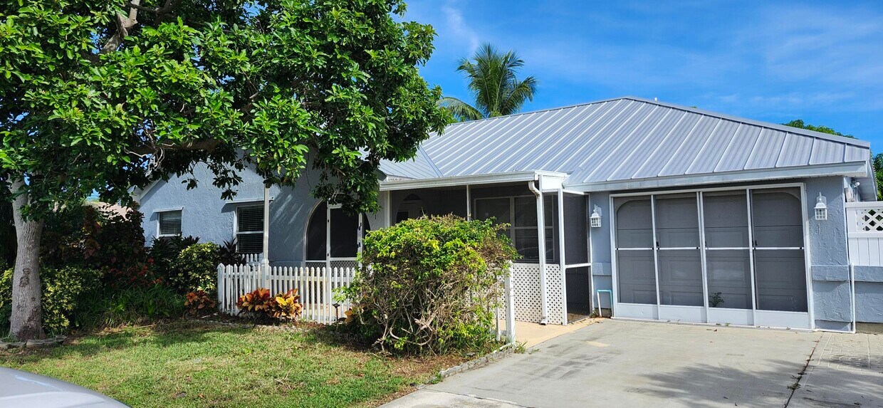 Foto principal - 301 SW Whitmore Dr