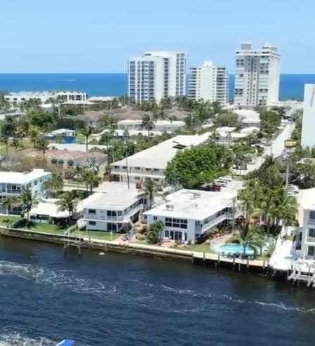 Building Photo - 999 S Riverside Dr