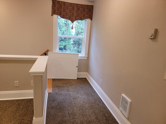 Parte superior de las escaleras con puerta de seguridad. - 1578 S Alpine St