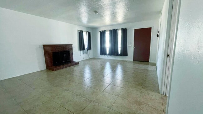 Building Photo - 961 N Fruit Ave