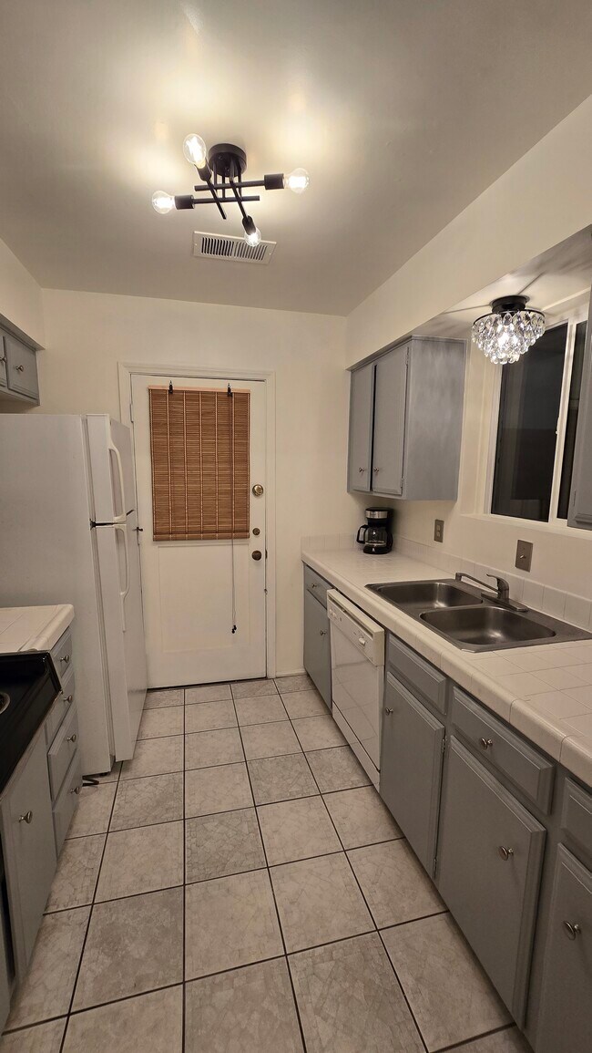 Foto del edificio - 2820 E 6th St