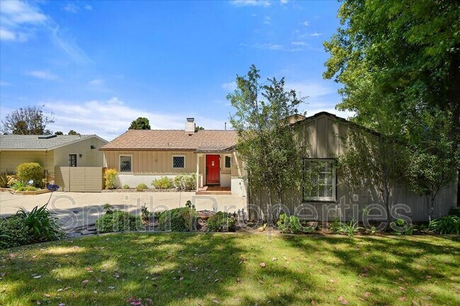 Building Photo - 663 Calle Miramar