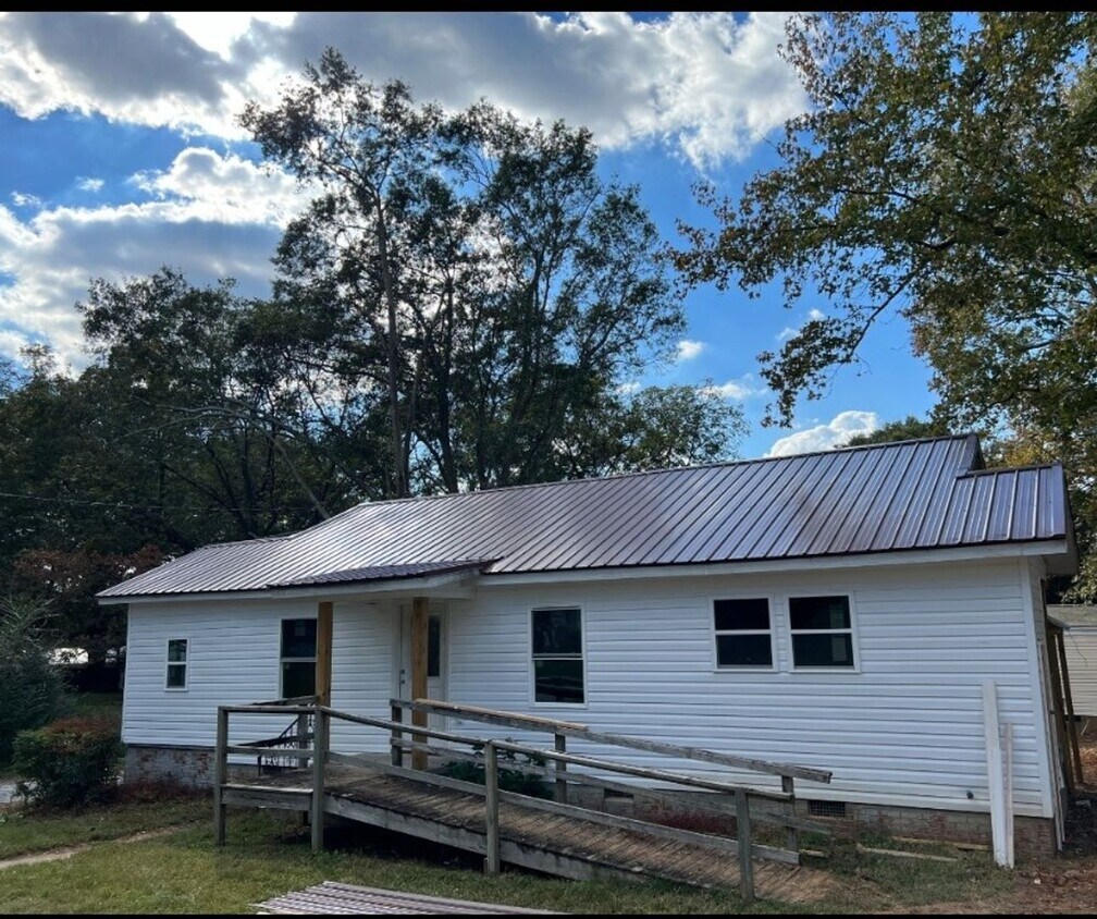 57/59 Johnson Street Apartment for Rent in Royston, GA