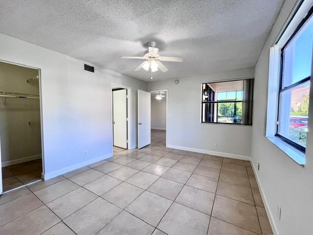 Foto del edificio - 5681 Riverside Dr
