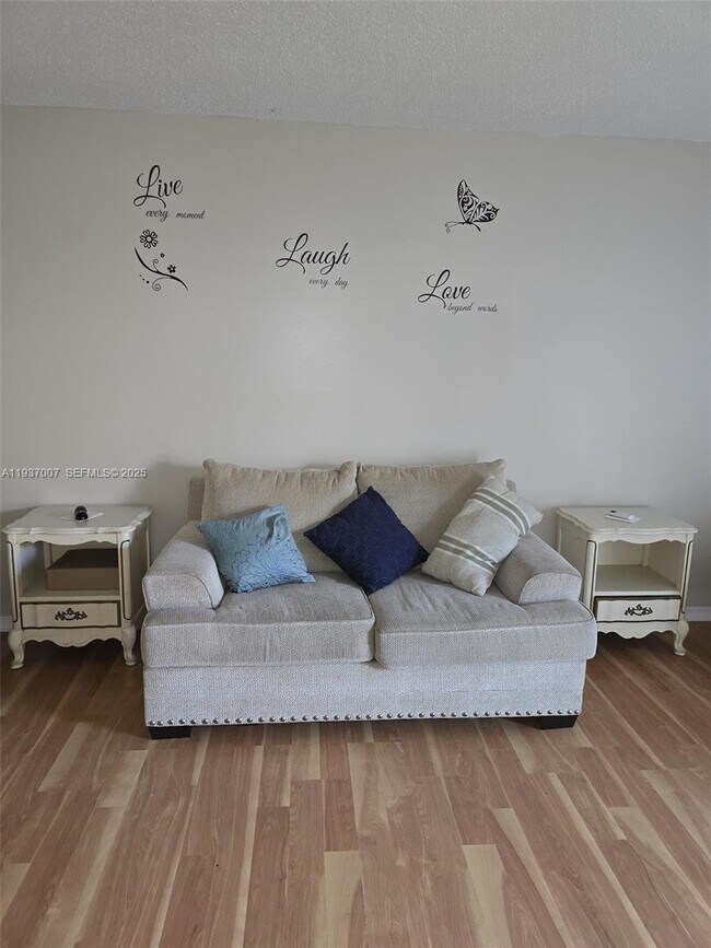 Foto del edificio - 314 S J St