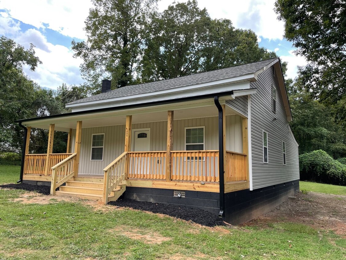 Foto principal - 4 BED, 3 BATH NEWLY RENOVATED HOME LOCATED...