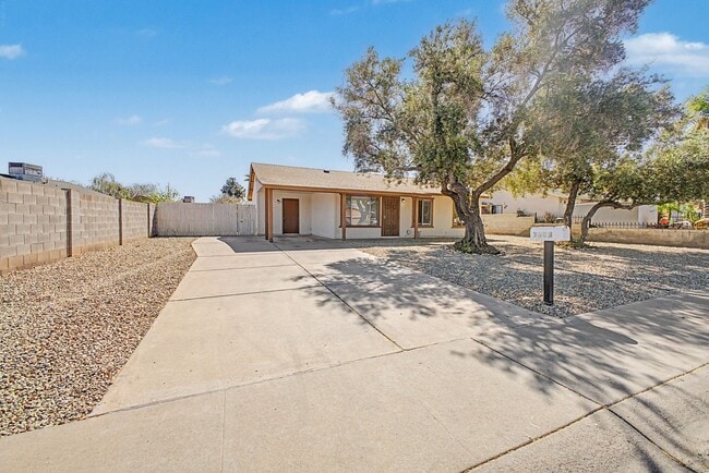 Building Photo - Beautiful 3 Bedroom Home with Large Grass Yard