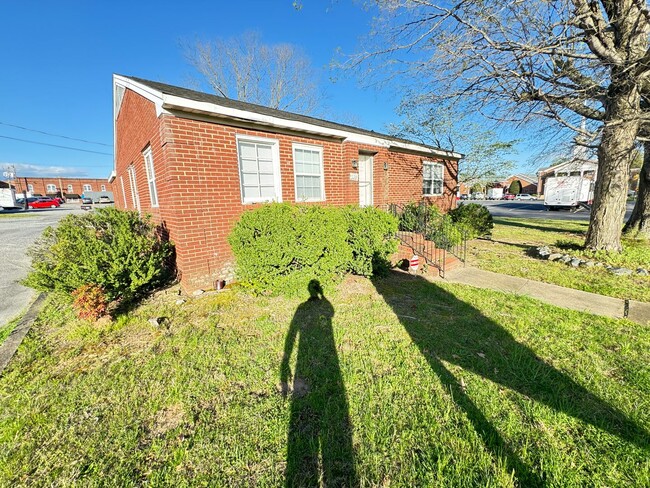 Foto del edificio - 1500 Sq ft Office Space Downtown Mooresville