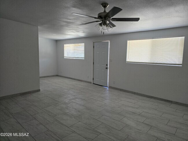 Building Photo - 511 N Iroquois Ave