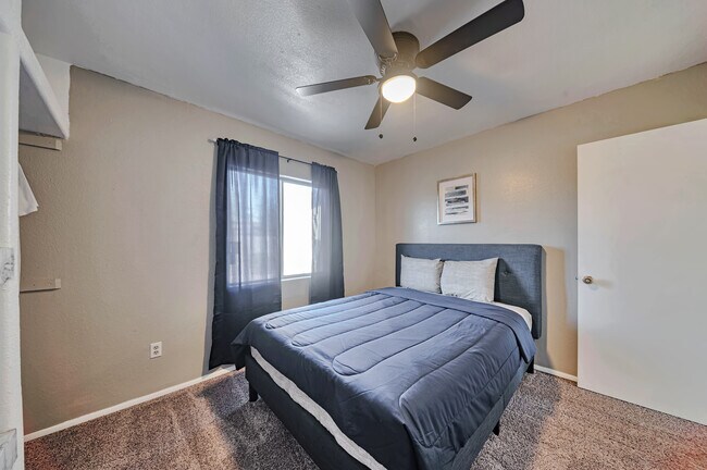 Bedroom - 1016 W Fogal Way