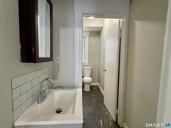 Foto del edificio - 585 Winchester Ave