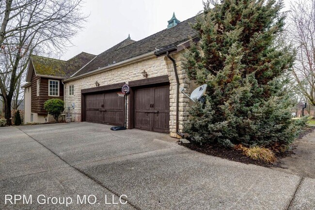 Building Photo - 4 br, 5 bath House - 6251 S. Riverglen Rd.