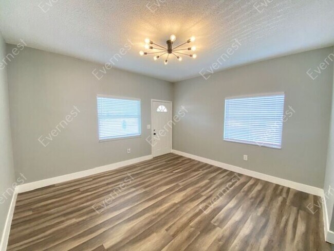 Foto del edificio - 8304 N 13th St