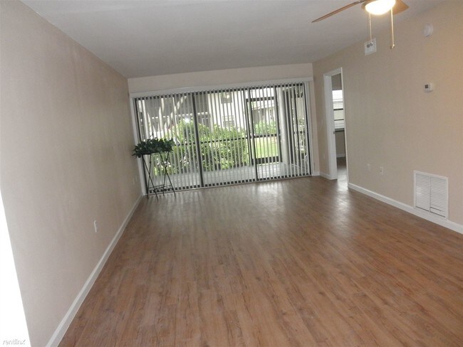 Building Photo - 2 br, 2 bath Condo - 5709 Summer Side Ln