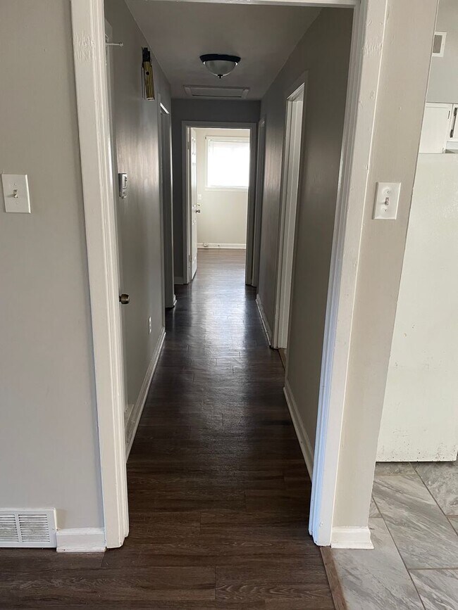 Foto del edificio - 3BR 1BA Home w/ Fenced Backyard & Patio • Stove-Ready Kitchen • Carport in Memphis