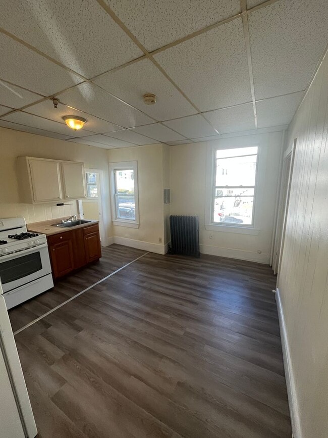 Building Photo - Studio Apartment for Rent – Utilities Included!