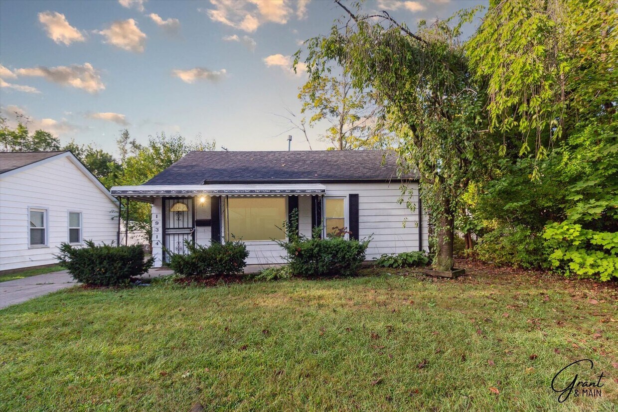 Primary Photo - $1,100/month - 3 Bed 1 Bath in Harper Woods