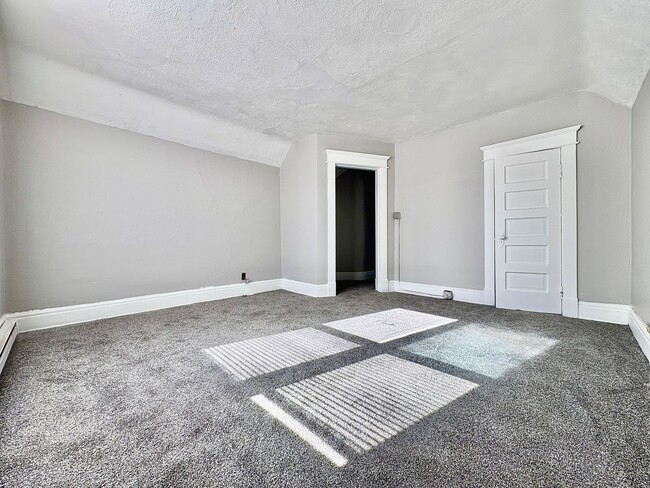 Building Photo - 1033 Oak St