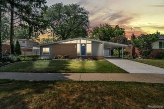 Building Photo - 229 Redwood Dr
