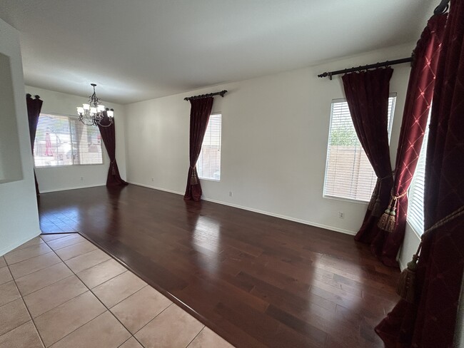 Building Photo - 9885 S La Rosa Dr