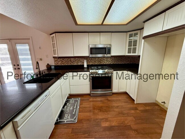 Foto del edificio - Beautiful 3 Bed/2 Bath NW Bakersfield Home...