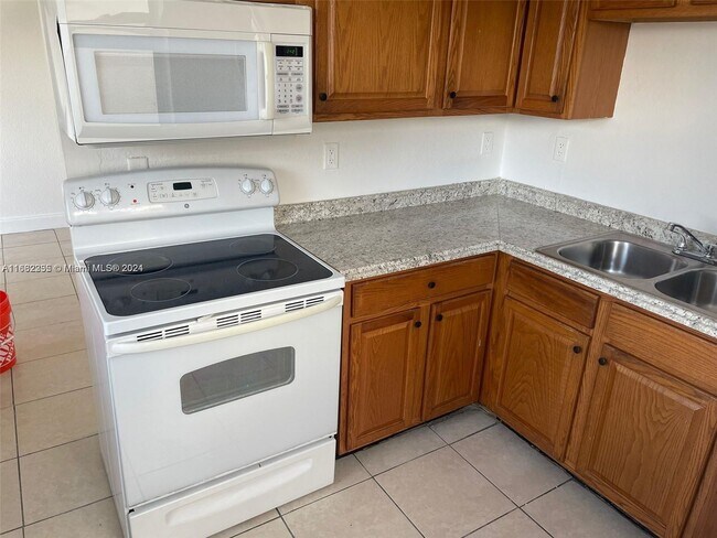 Building Photo - 1002 Palm Beach Lakes Blvd
