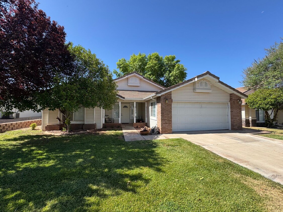 Foto principal - 2 Bedroom home near Shadow Mountain Park!