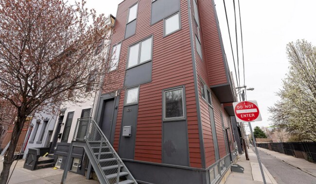 Building Photo - 110 W Thompson St