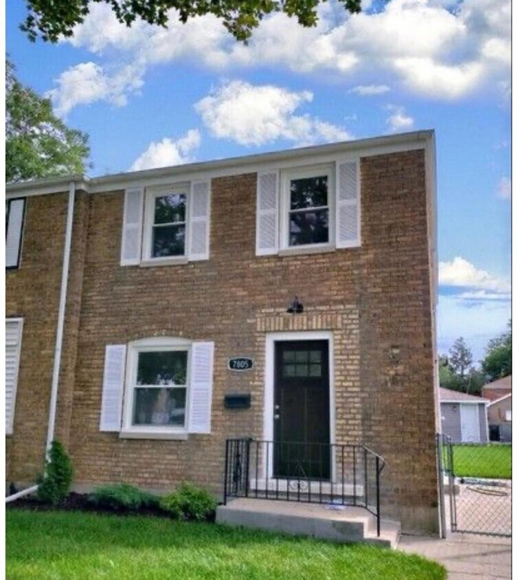 Foto principal - 7805 W Balmoral Ave