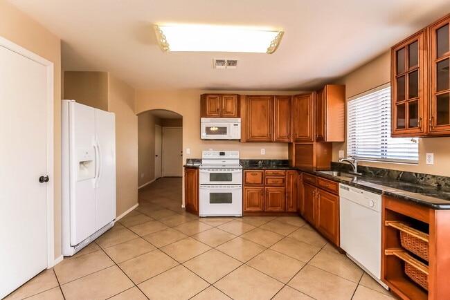 Building Photo - 10653 W Poinsettia Dr